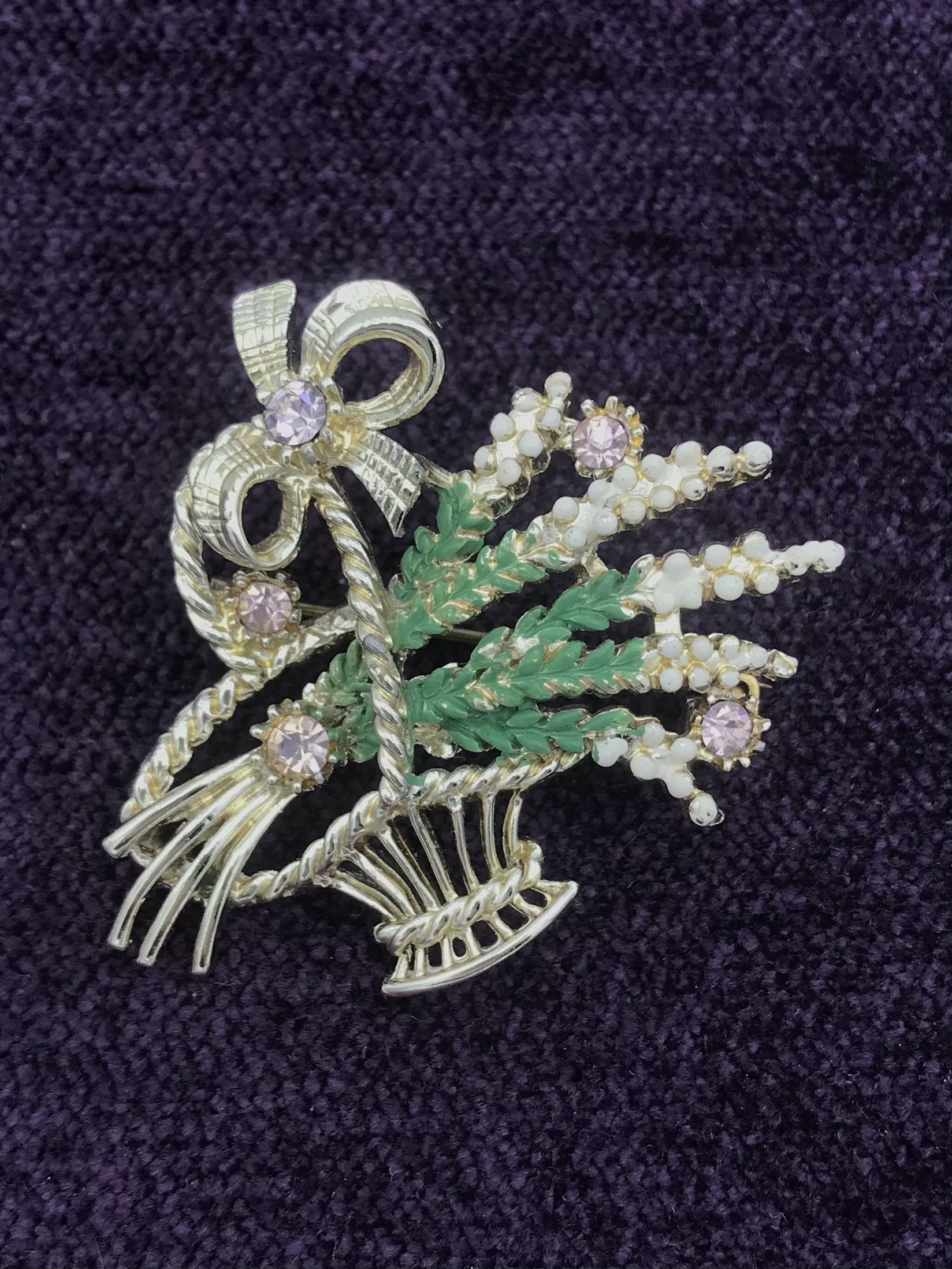 White Heather in Basket Brooch – Lovage and Lace