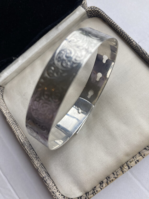 F9C15AA2-5624-4C1C-B9A5-13B18641B5F5