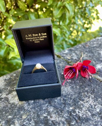 Solitaire Pearl Ring in 9 carat gold