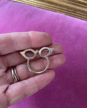 Glasses Brooch - holds glasses!